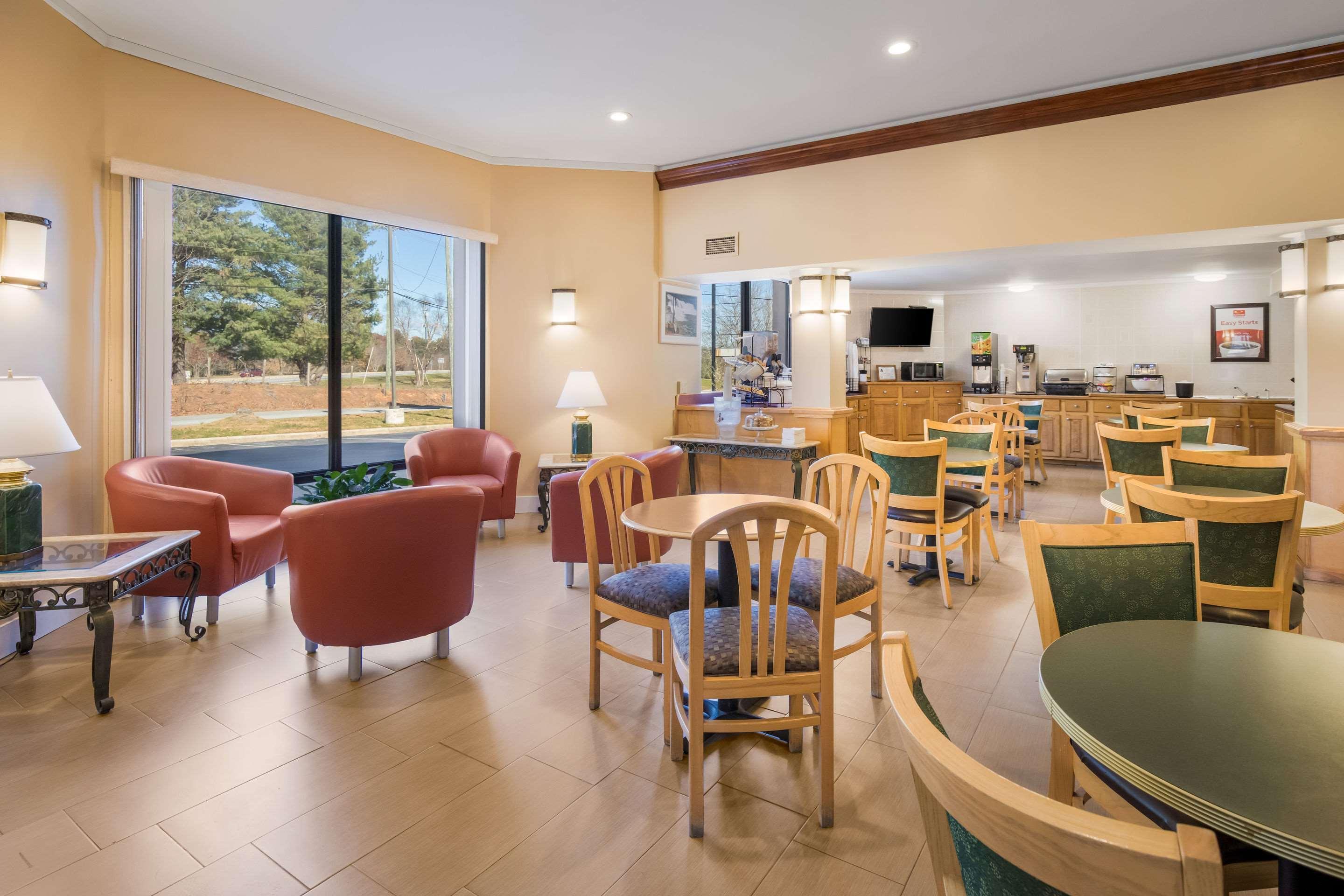 Econo Lodge Хендерсънвил Екстериор снимка