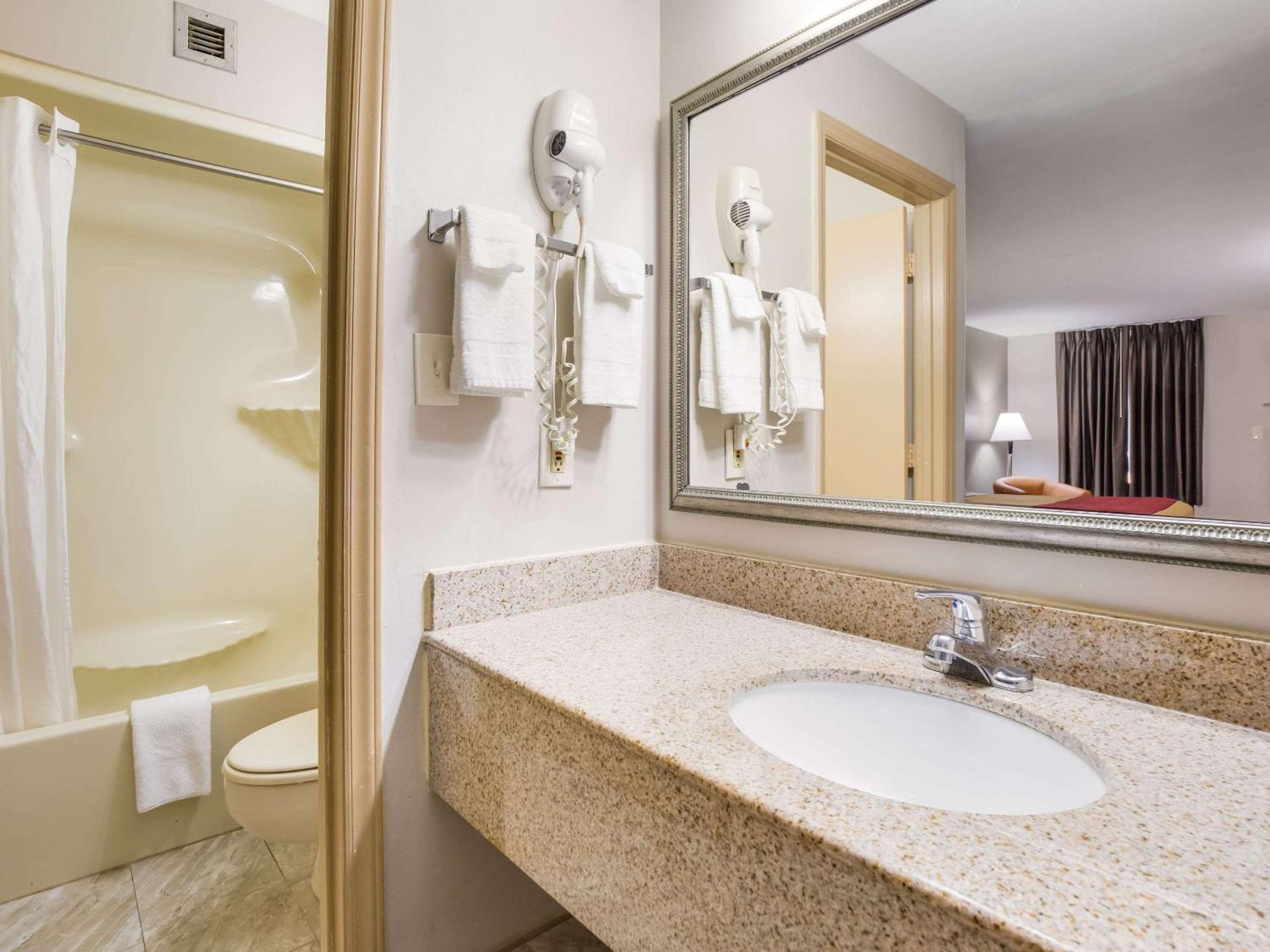 Econo Lodge Хендерсънвил Екстериор снимка