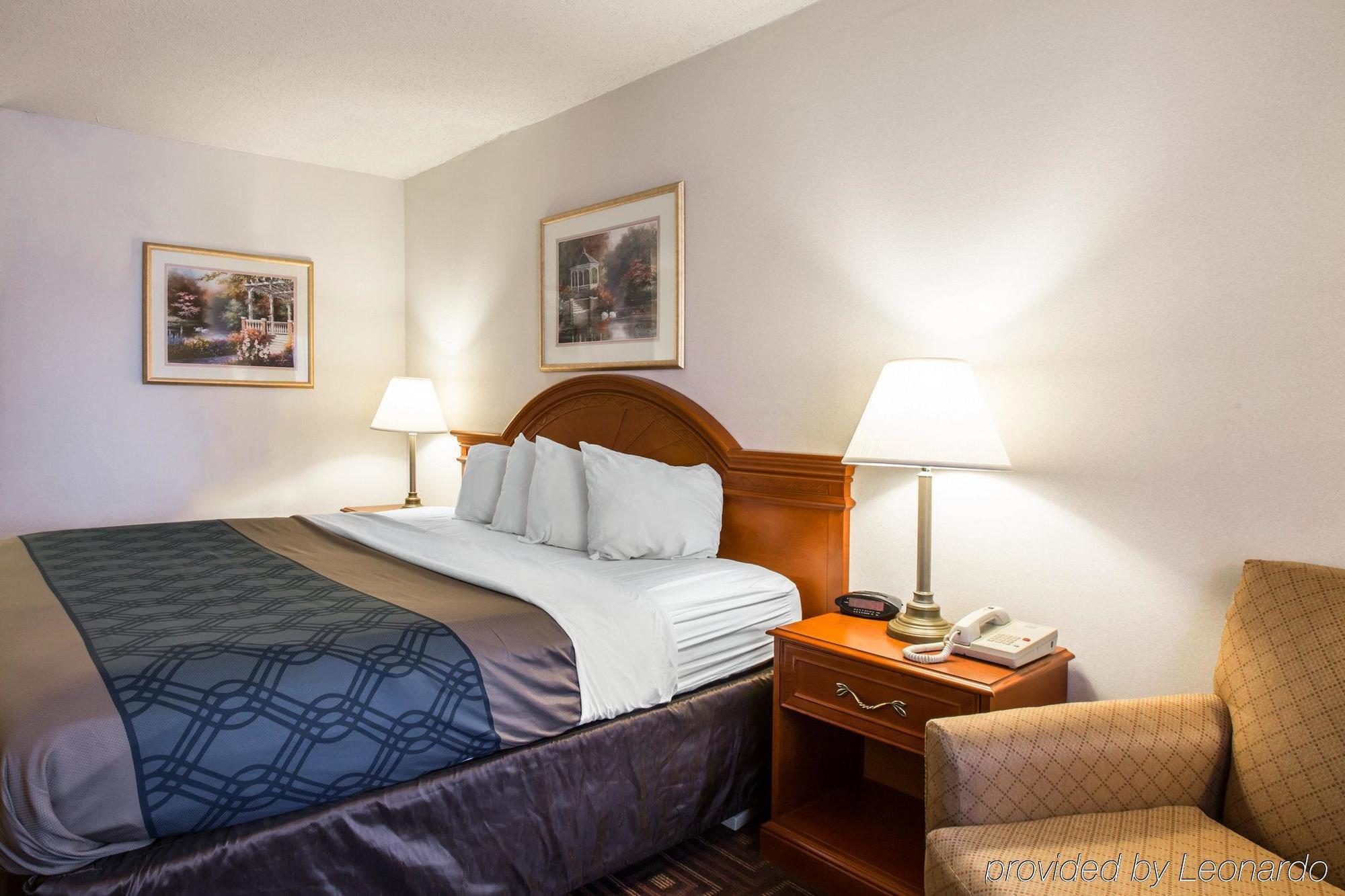 Econo Lodge Хендерсънвил Екстериор снимка